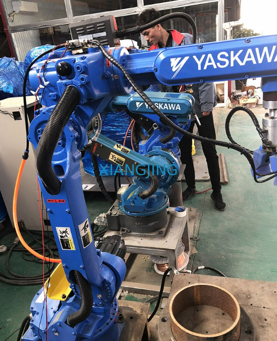 Ось робота заварки 6 AR1440 подержанная Yaskawa с полезной нагрузкой 12kg со сваривая системой